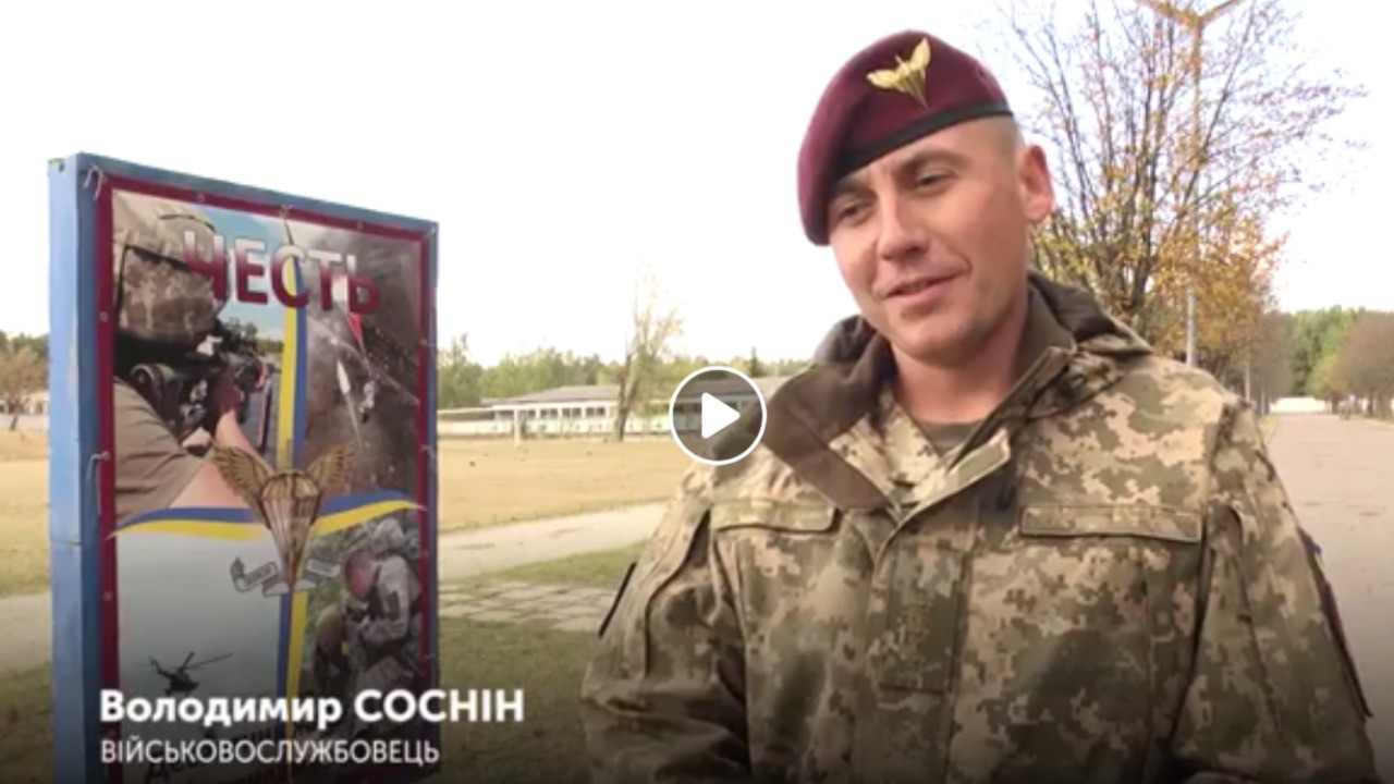 Герой України Володимир Соснін у червні 2014 року ризикуючи життям, вивів з поля бою кілька десятків побратимів