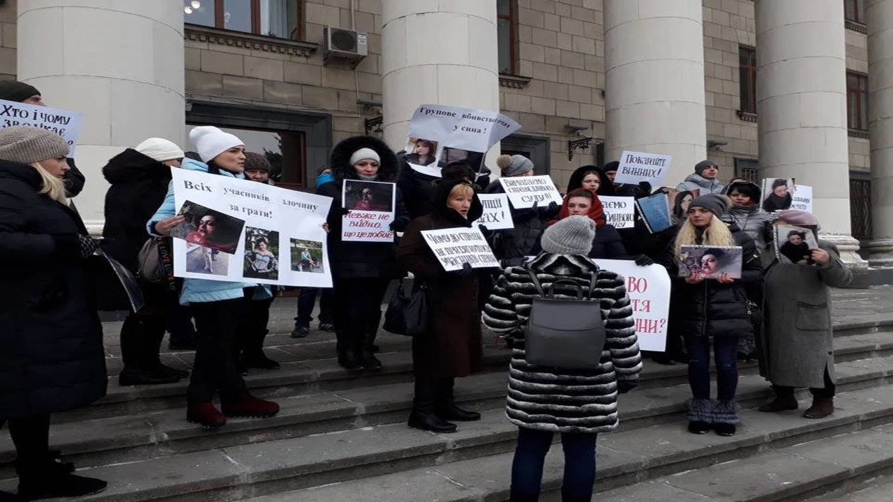 Перед приміщенням Богунського районного суду зібрались бердичівляни з плакатами