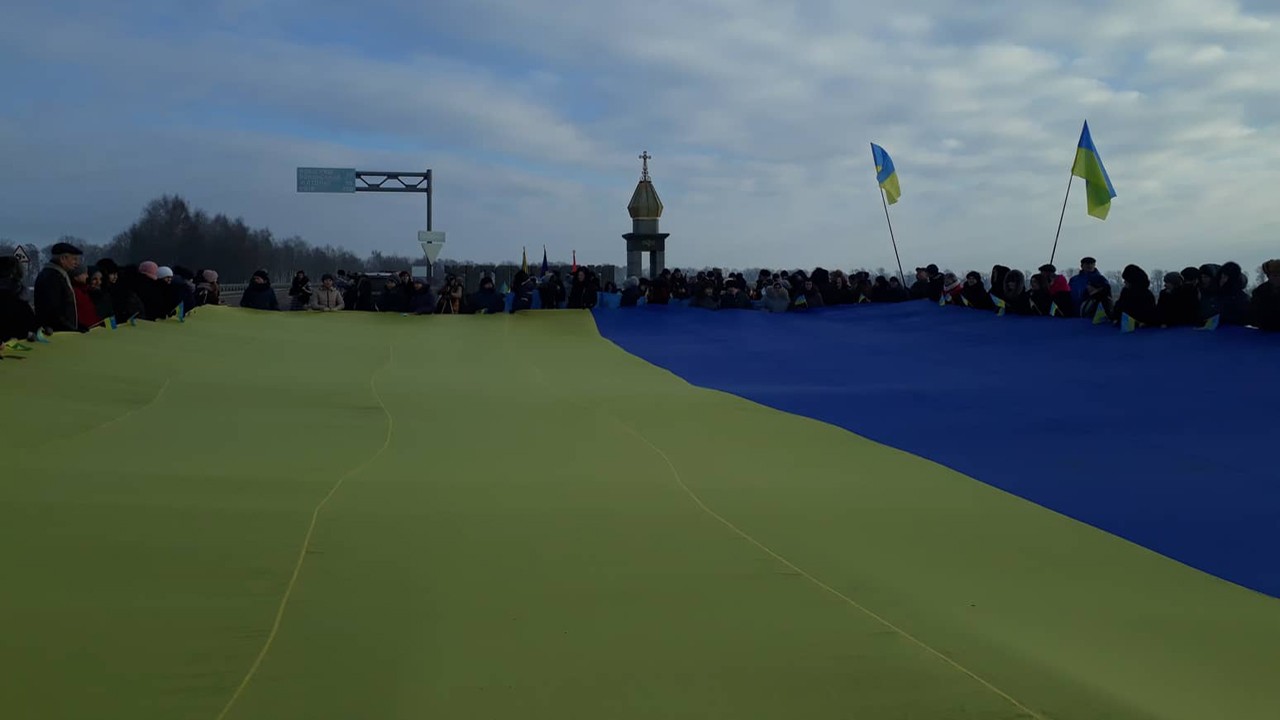 На межі Житомирської та Рівненської областей розгорнули 200-метровий синьо-жовтий прапор (ОНОВЛЕНО)