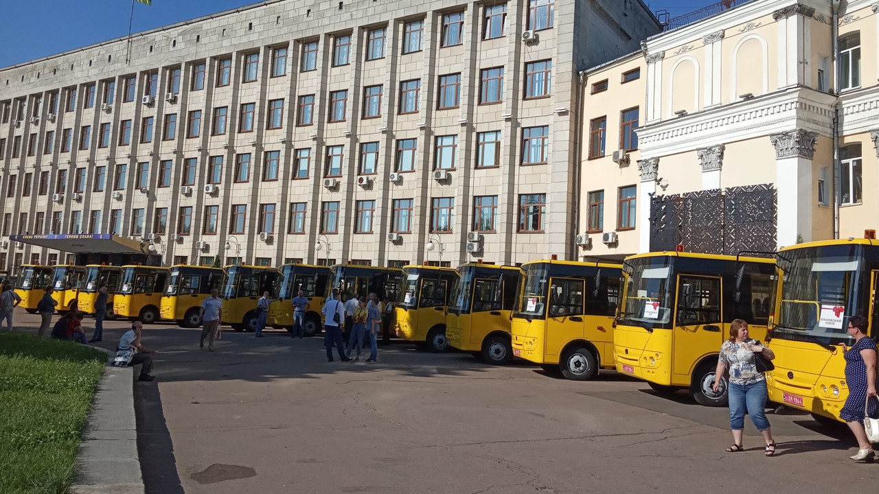 18 громад та 2 райони Житомирщини отримали нові шкільні автобуси