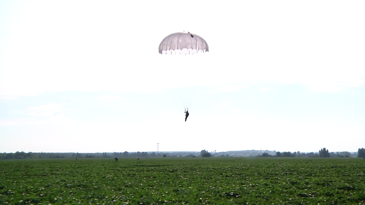 Перший стрибок з парашутом здійснили 70 солдатів-строковиків