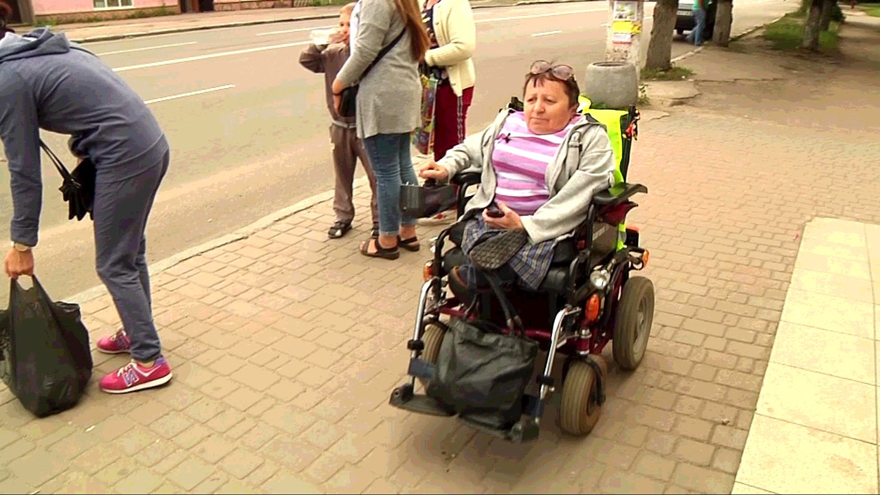 Водії маршруток відмовилися опустити пандус для людини з інвалідністю