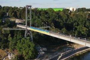 Команда Суспільного Житомира розгорнула 45-ти метровий синьо-жовтий прапор у центральному парку міста